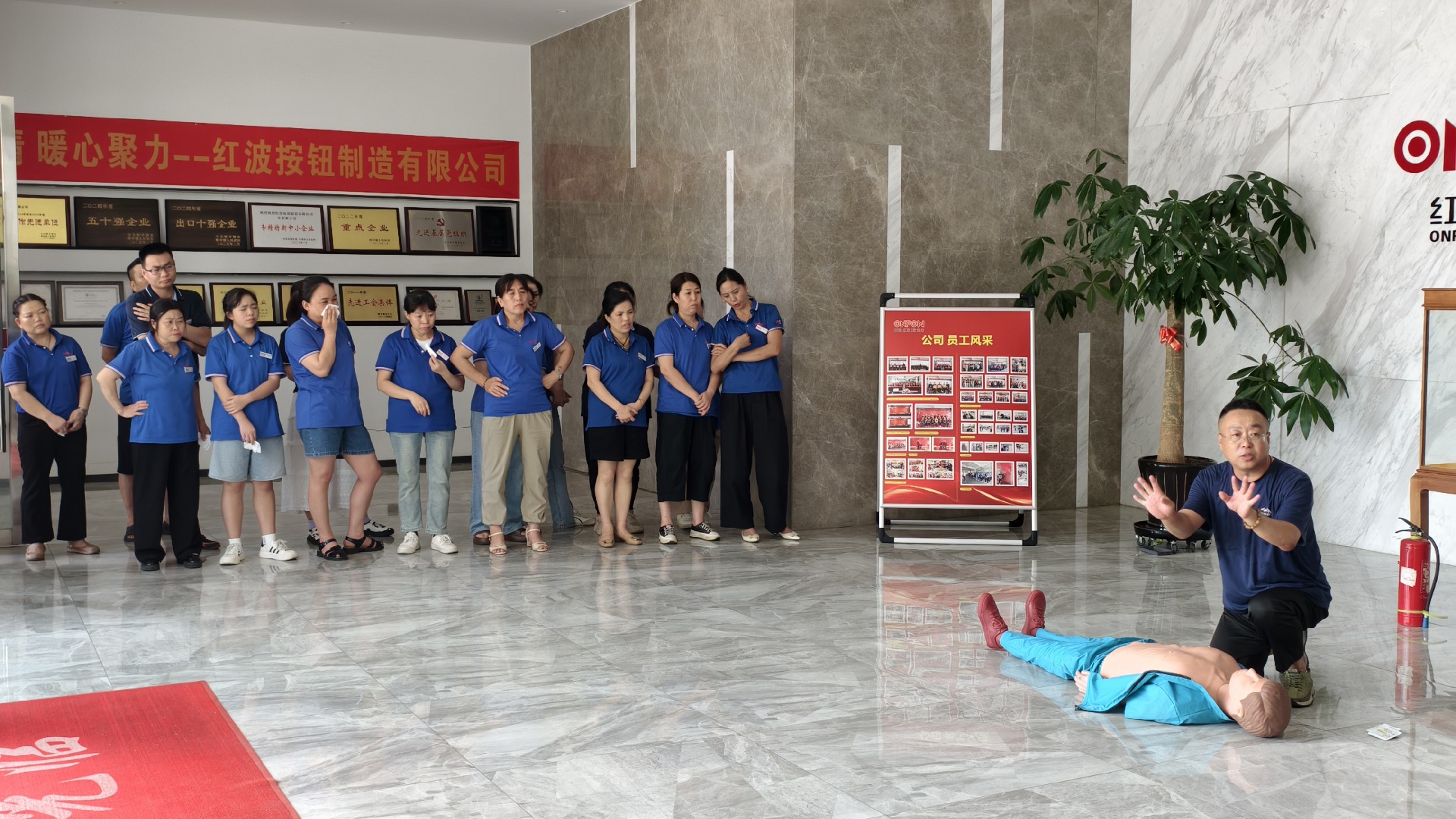 公司开展2025消防应急综合演练 筑牢安全“防火墙”